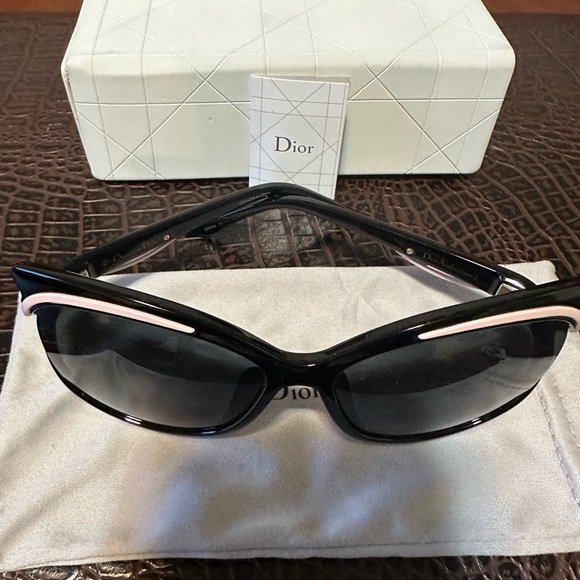 Christian Dior Paris, Butterfly Audacieuse 2, black and pink framed sunglasses - Picture 2 of 10